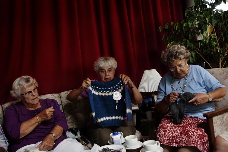 Lilly Nielsen, 84, Annelise Rasmussen, 80, og Mormor, 82, bruger hver tirsdag i Sløjfen på at strikke unikadesign af økologisk garn til Henrik Vibskovs modetøjsforretning. 