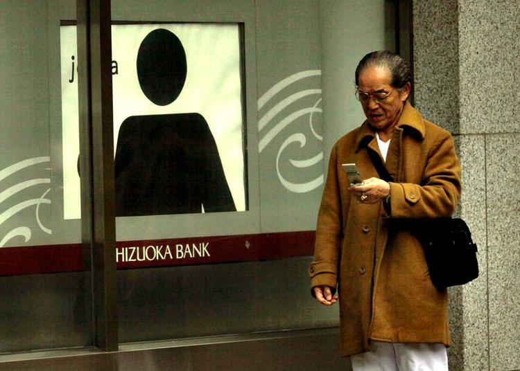 I Japan fungerer mobiltelefonen allerede som betalingskort. Det kan også blive dansk virkelighed inden for en overskuelig årrække, men først skal politikere, mobiludbydere og banker i Europa enes om en fælles løsning. Arkivfoto: Junji Kurokawa/AP 