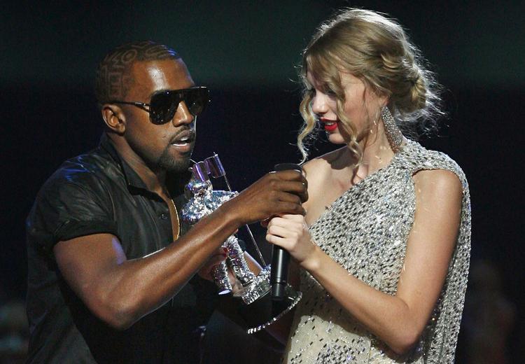 Skandale. Kanye West river ved sidste års MTV-show mikrofonen ud af Taylor Swifts hænder, da hun takker får prisen for årets bedste kvindelige pop-video. Den vrede Kanye West mente, at Beyonce skulle have haft prisen. 