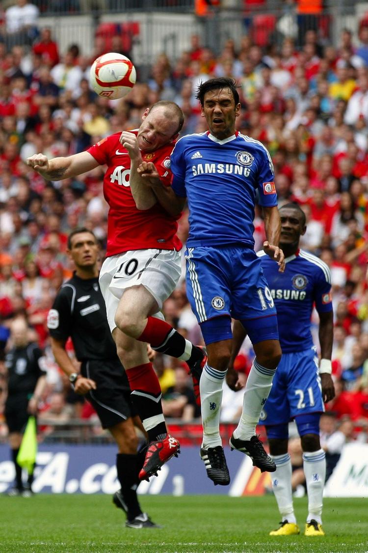 Duel. Manchester United og Chelsea har allerede krydest klinger i denne sæson, da klubberne dystede om Community Shield. Her er Uniteds Wayne Rooney i kamp om bolden med Chelseas Paulo Ferreira. Arkivfoto. 