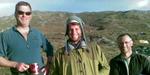 Kaffepause. Turguiderne Christopher Brown og David Andrews i selskab med en af deres kajakgæster Joe Bodendistel i deres lejr i Røde Fjord. 