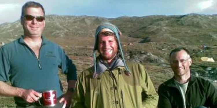 Kaffepause. Turguiderne Christopher Brown og David Andrews i selskab med en af deres kajakgæster Joe Bodendistel i deres lejr i Røde Fjord. 
