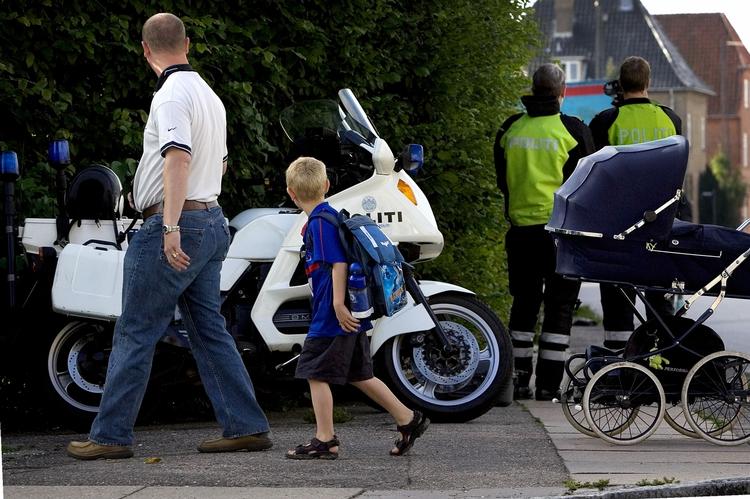 SKOLEKONTROL. Betjente holder øje med trafikken ud for skole på Amager - en begivenhed, der naturligvis vakte seksårige Marcs nysgerrighed. 