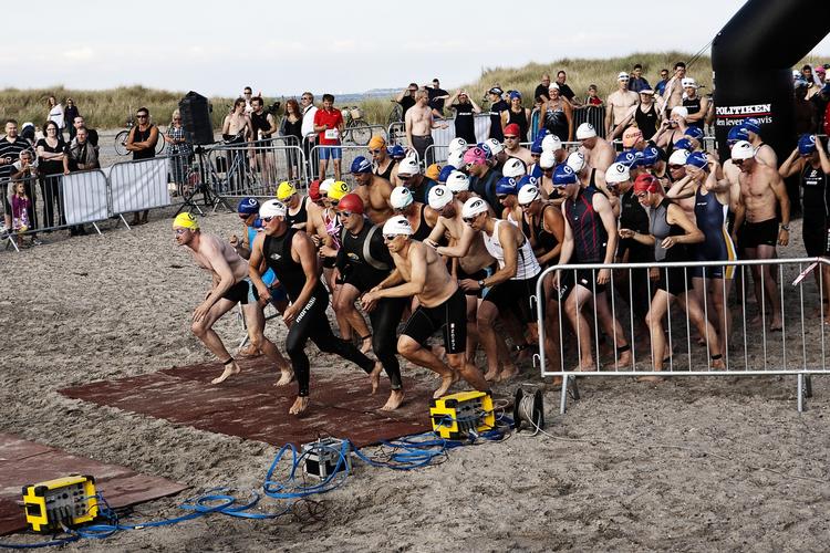 STARTSKUD. Københavns store triatlonweekend begyndte med 1050 motionister på Amager Strand til fyraften-tri. 
