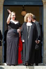 Sæbeopera. Festspillederne Katharina og Eva blev begge væk fra det sidste møde i den gamle mæcenforening. Officielt på grund af sygdom. 