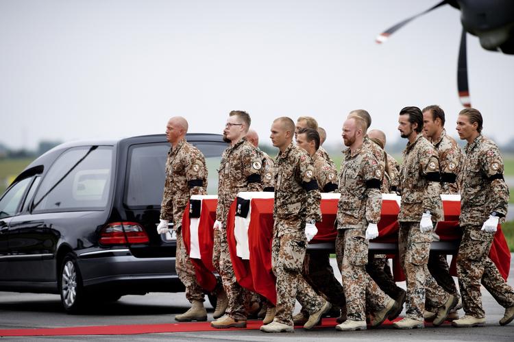 Faldne. Kisterne med de to senest omkomne danske NATO-soldater i Afghanistan, overkonstabel af første grad Erik Berre Rolandsen og overkonstabel Jimmi Bøgebjerg Petersen, blev fredag formiddag modtaget med fuld militær honnør i Roskilde Lufthavn. 