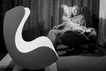 æg. Her ses flere originaler i samme fotomontage. Den hvide skal er modelleret op i gibs af designeren Arne Jacobsen, der selv sidder i den færdige stol. Klassikere som 'Ægget' og 'Svanen' kopieres fllittigt af udenlandske producenter. 