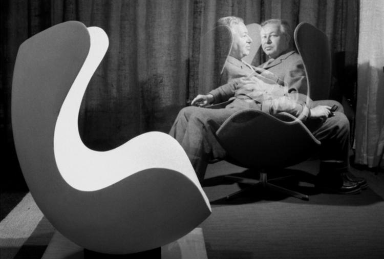 æg. Her ses flere originaler i samme fotomontage. Den hvide skal er modelleret op i gibs af designeren Arne Jacobsen, der selv sidder i den færdige stol. Klassikere som 'Ægget' og 'Svanen' kopieres fllittigt af udenlandske producenter. 