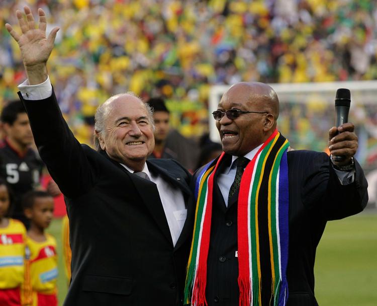 uafgjort. Fifa-præsident Sepp Blatter og Sydafrika præsident Jacob Zuma ved åbningen af VM-slutrunden. Arkivfoto. 