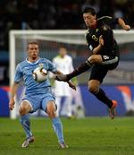 eftertragtet. Mesut Özil (th) havde et rigtig flot VM for Tyskland. Arkivfoto. 
