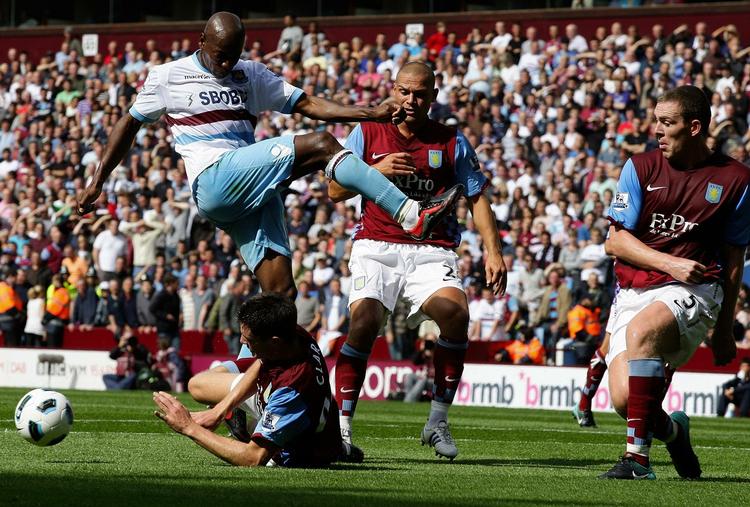blæsevejr. Aston Villa var en klasse over West Ham, som blev lagt under massivt tryk fra kampens start. 