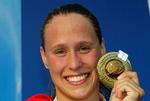 bronzesmil. Rikke Møller Pedersen med beviset for tredjepladsen i 200 meter brystsvømning. 