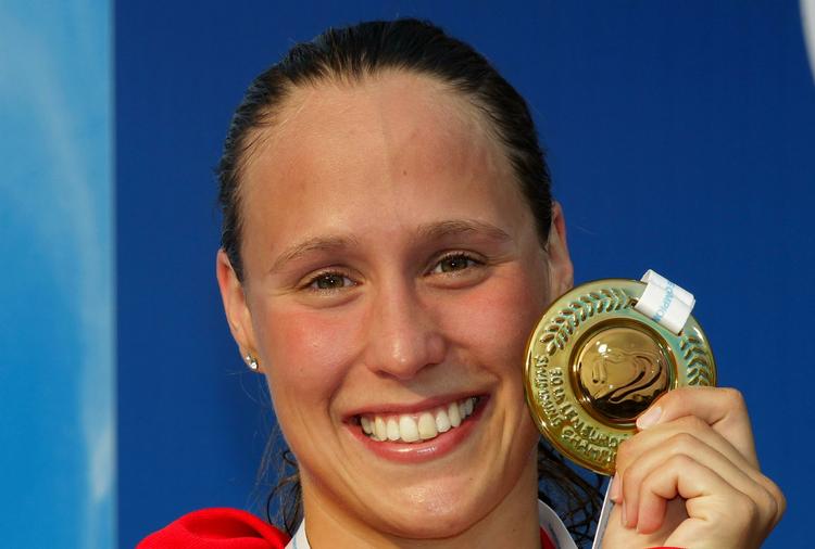 bronzesmil. Rikke Møller Pedersen med beviset for tredjepladsen i 200 meter brystsvømning. 