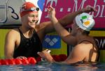 gyldent. Lotte Friis (tv) siger tak for kampen til sølvvinderen Grainne Murphy fra Irland. 