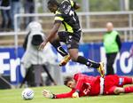 let. OB's Peter Utaka runder Sønderjyskes målmand Nathan Coe og gør det til 2-0. 