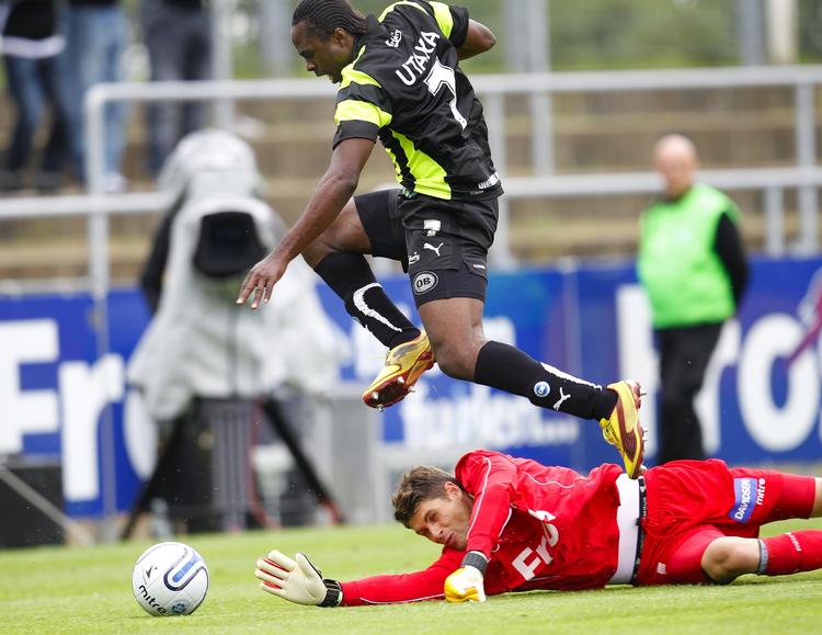 let. OB's Peter Utaka runder Sønderjyskes målmand Nathan Coe og gør det til 2-0. 