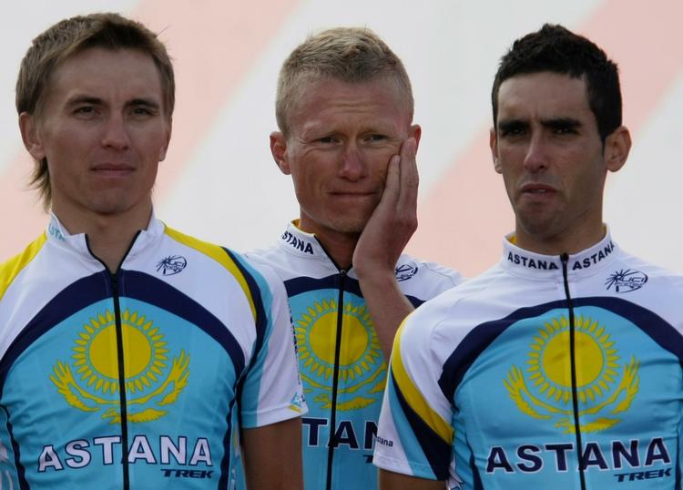 radioshack. Haimar Zubeldia (tv) skiftede før denne sæson fra Astana, som er kontrolleret af Alexandre Vinokourov (midt), sammen med Lance Armstrong. Arkivfoto. 