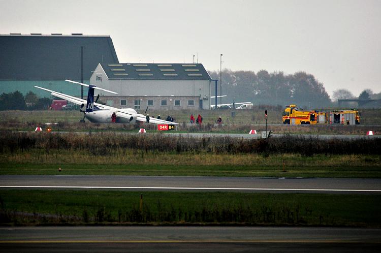 Nødlanding. I alt tre havarier på kort tid fik SAS til at tage Dash 8 flyene ud af drift. Her er det havariet i Københavns Lufthavn oktober 2007. 