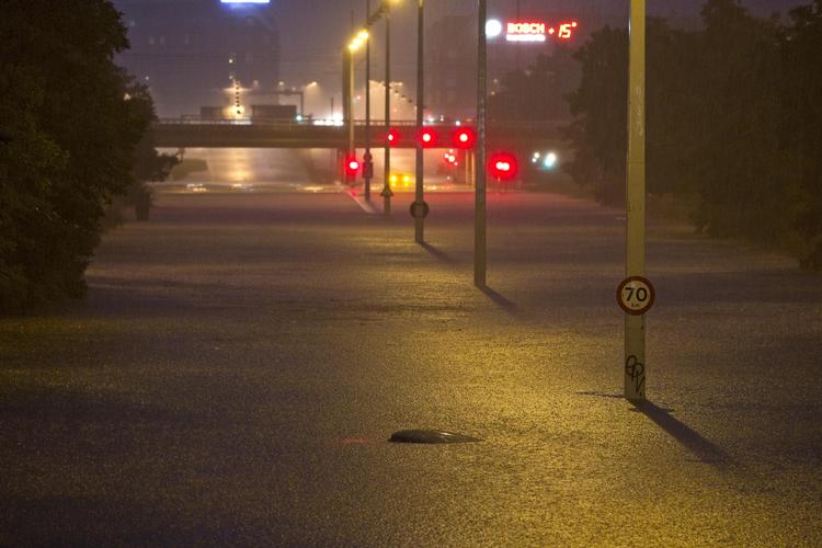 Vandskade. Taget af en bil kan lige anes over vandet ved Emdrupvej på mortorvejen ved Hans Knudsens Plads i København. 