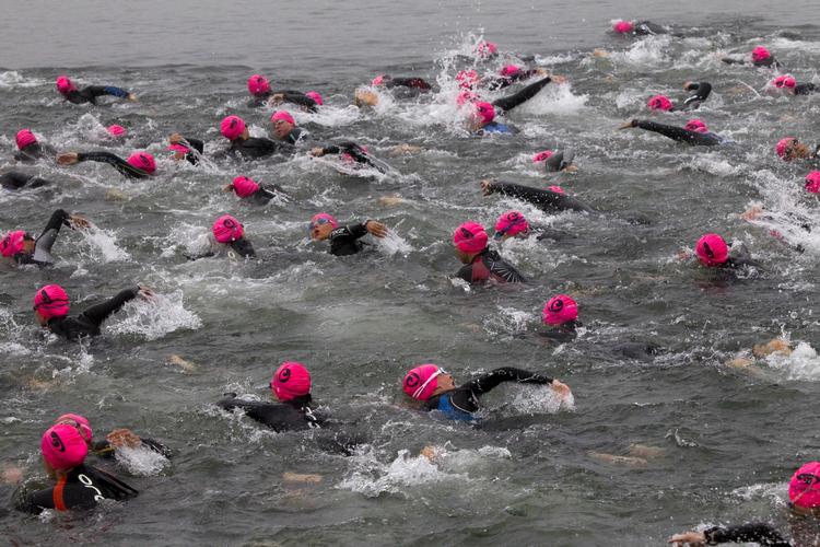 Plask. 1.700 triatleter har kastet sig i vandet ved Amager Strand. 