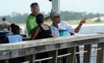 Udsigt. Barack Obama, hustruen Michelle og parrets datter Sasha besøger Lime's Bayside Bar and Grill i Panama City Beach i Florida. 