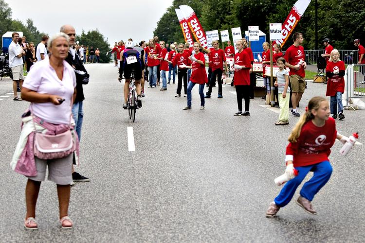 Hjælpere. Toppen af Geels Bakke står hjælperne klar til at tage imod triatleterne. 