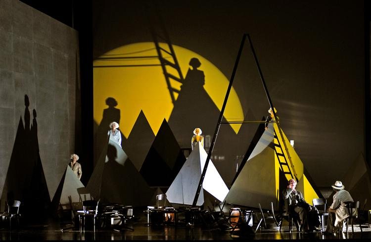Sirener. Der er lokkende sirenesang og frustreret seksualitet i den nye opera om filosoffen Nietzsche. Operaen har  været et overraskende højdepunkt under de igangværende festspil i Salzburg. 