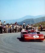 Bjergtagende. Alfa Romeos legendariske Tipo 33 var klar i 1967 og kørte sin sejrsgang årene efter. Her på en bjergrute med dødsfornægtende tilskuere. 