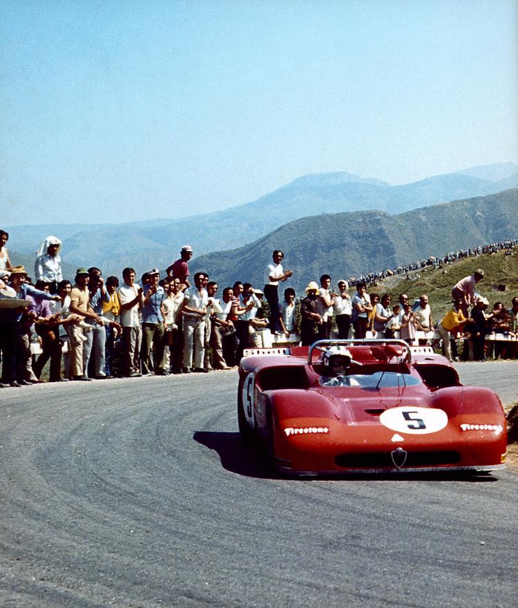 Bjergtagende. Alfa Romeos legendariske Tipo 33 var klar i 1967 og kørte sin sejrsgang årene efter. Her på en bjergrute med dødsfornægtende tilskuere. 