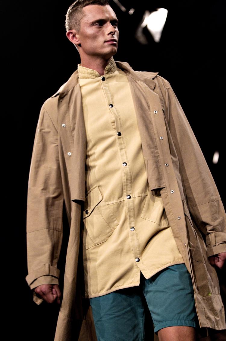 suit. Silas Adler mikser streetwear med klassisk herretøj. Kollektionen er navngivet 'The Suit' efter et digt af  Leonard Cohen. Foto: Per Folkver 