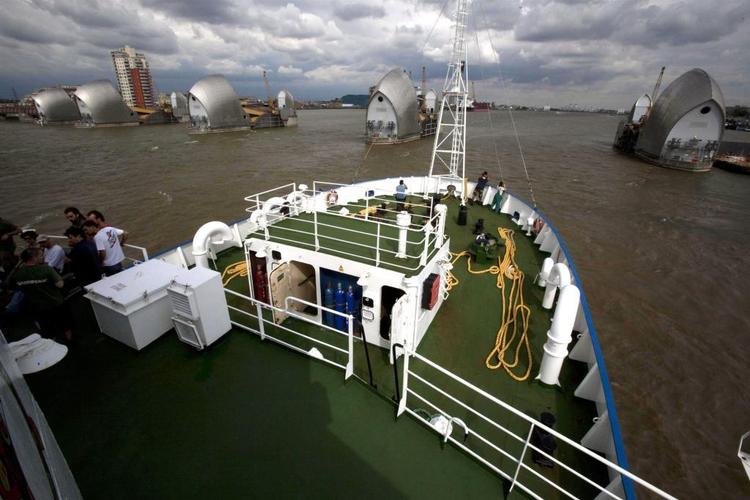 Aktion. Specialstyrkerne skal angiveligt forsvare olieplatforme mod Greenpeace og skibet Ezperanza, som her ses stævne ud fra London torsdag. Skibet skal nu være passeret Skotland og Hebriderne. 