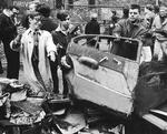 Oprydning. Unge beboere på Lower East Side muger ud i deres nedslidte,  men hippe bydel engang i 1960'erne. Arkivfoto: Charles Gatewood/Polfoto 