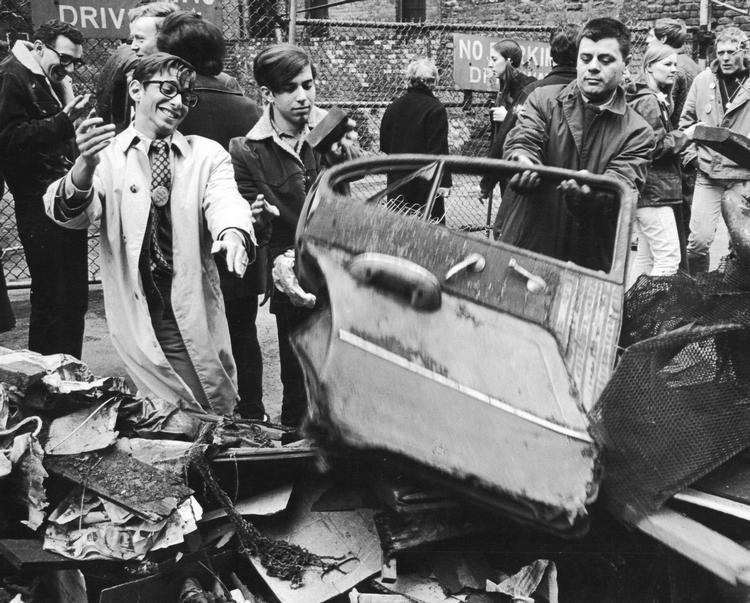 Oprydning. Unge beboere på Lower East Side muger ud i deres nedslidte,  men hippe bydel engang i 1960'erne. Arkivfoto: Charles Gatewood/Polfoto 
