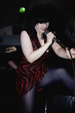 AGGRESSIV. Lydia Lunch på scenen i 1980. Med pågående erotisk udstråling, hvor vold og masochisme går hånd i hånd, kan Lunch være hård kost for sarte sjæle. 