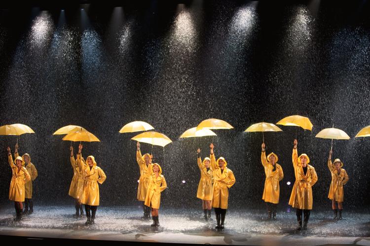 Regndans. Malmö Opera vil invitere danske anmeldere til Sverige og reklamere mere i Danmark. 'Singin' In the Rain' åbner den nye sæson i Malmö Opera. Der er premiere 21.  august. Foto: Mats Bäcker 