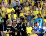 pigenavne. Jesper Lange jubler mellem to holdkammerater foran Brøndbys fans. Og de reagerede med hånende tilråb, der prellede af på Esbjerg-manden. 