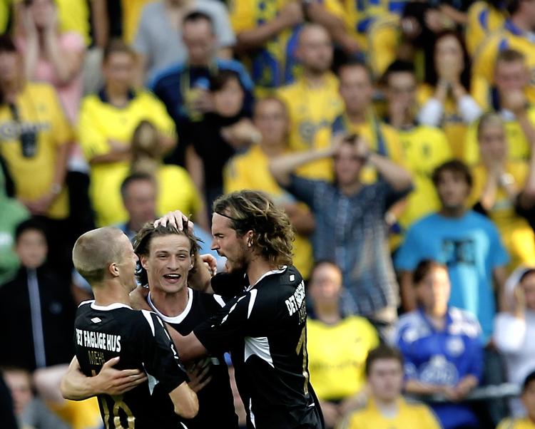 pigenavne. Jesper Lange jubler mellem to holdkammerater foran Brøndbys fans. Og de reagerede med hånende tilråb, der prellede af på Esbjerg-manden. 