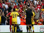 rødt. Joe Cole gik ind i en voldsom tackling på Arsenals Laurent Koscielny, og dommeren reagerede straks med en udvisning. 
