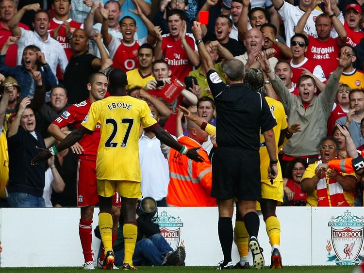 rødt. Joe Cole gik ind i en voldsom tackling på Arsenals Laurent Koscielny, og dommeren reagerede straks med en udvisning. 