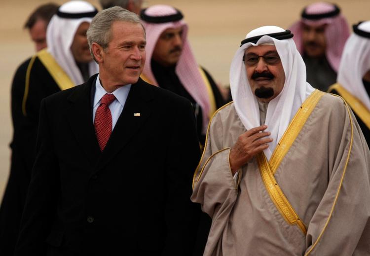 totalitær. Kongefamilien i Saudi-Arabien har sat sig på olien, på hæren, på efterretningstjenesterne, på politiet m.m. Nu vil kongen, her på billedet sammen med ekspræsident Bush i 2008, også give afvigende præster mundkurv på for dermed at kunne styre præsteskabet. 