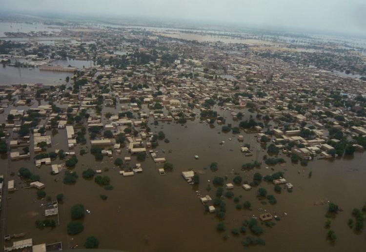 oversvømmelse.  Et udkig over det voldsomt oversvømmede område i Jaffarabad i Pakistan i går. 