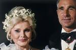 Legende. Zsa Zsa Gabor kendes bl.a. for hovedrollen i 'Moulin Rouge' fra 1952 og for et turbulent privatliv. Hun har været gift ni gange. På billedet ses hun med sin ottende mand,  Frederic von Anhalt. Arkivfoto 