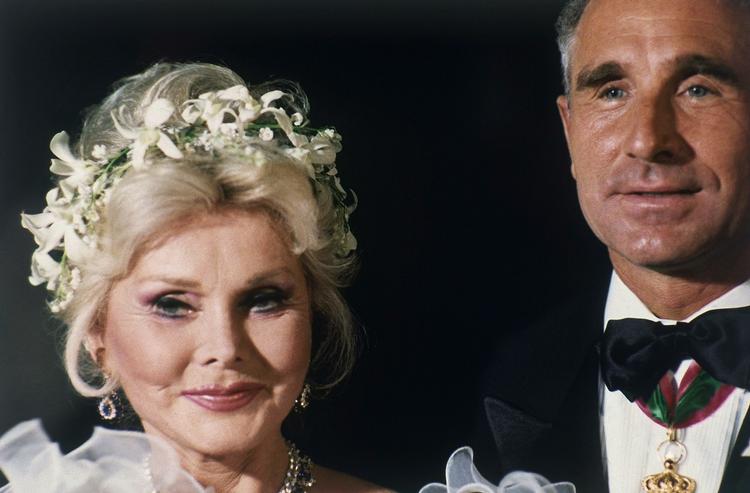 Legende. Zsa Zsa Gabor kendes bl.a. for hovedrollen i 'Moulin Rouge' fra 1952 og for et turbulent privatliv. Hun har været gift ni gange. På billedet ses hun med sin ottende mand,  Frederic von Anhalt. Arkivfoto 