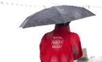 Balletdanserne fik ikke lov at optræde pga. af en regnvåd scene med glat belægning til lørdagens store gratis show med smagsprøver fra Det Kongelige Teaters kommende sæson. 