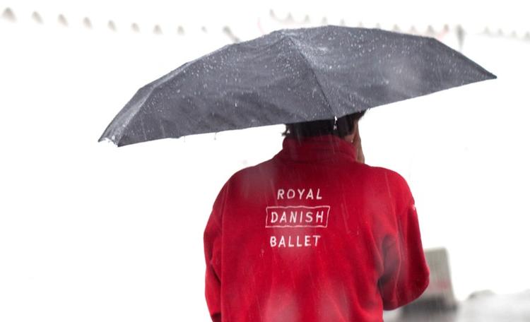 Balletdanserne fik ikke lov at optræde pga. af en regnvåd scene med glat belægning til lørdagens store gratis show med smagsprøver fra Det Kongelige Teaters kommende sæson. 