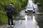 Oversvømmet vej i Hillerød, hvor der er faldet mellem 100 og 110 mm regn. I følge DMI er det blandt de største nedbørsmængder, der er registreret på kort tid. 