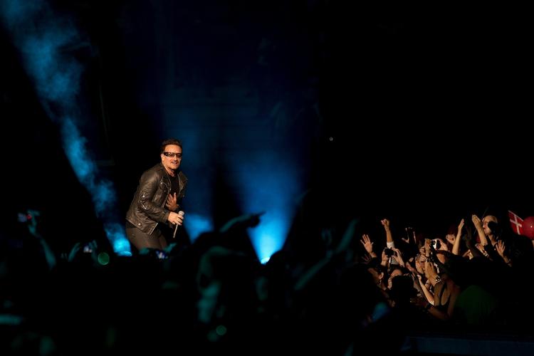 Med et sceneshow af en dimension, som ikke er set i Danmark før, og en sceneopbygning på størrelse med en middelstor stationsby indledte den legendariske irske rockgruppe U2 søndag den første af sine to koncerter i Horsens. 