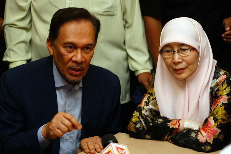 Chikane. Oppositionslederen Anwar Ibrahim med hustru. Han er anklaget for at have haft analsex med en tidligere ansat. 