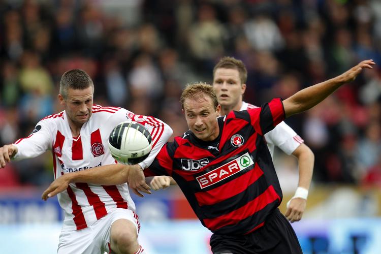 FC Midtjyllands Frank Kristensen og AaBs Lasse Nielsen i første halvleg af Superligakampen i Herning. 