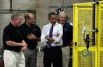 turné. Obama besøger  ZBB Manufacturing og får en rundvisning af virksomhedens chefer. 